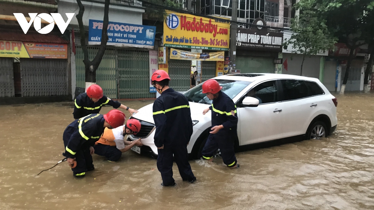Heavy rain causes deep flooding across Son La